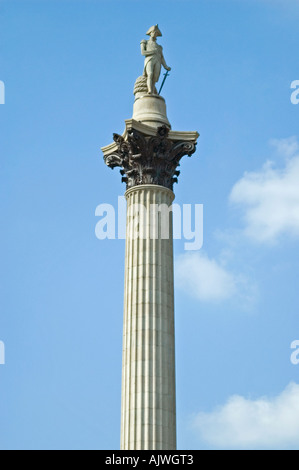Vertikale Weitwinkel von vor kurzem gereinigt Nelsonsäule in Trafalgar Square gegen ein strahlend blauer Himmel Stockfoto