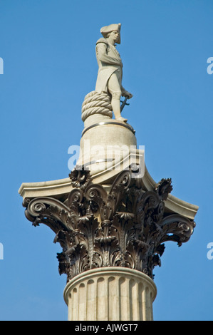 Vertikale Nahaufnahme von der Statue von Lord Horatio Nelson auf der vor kurzem gereinigt Nelsonsäule in Trafalgar Square. Stockfoto