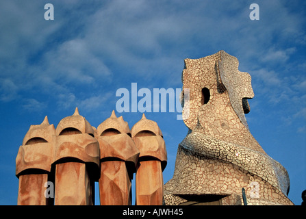 Barcelona Plain Pla de Barcelona L Eixample Nahaufnahme von Cluster von vier Schornsteine auf dem Dach des La Pedrera Casa Milà auf der Stockfoto