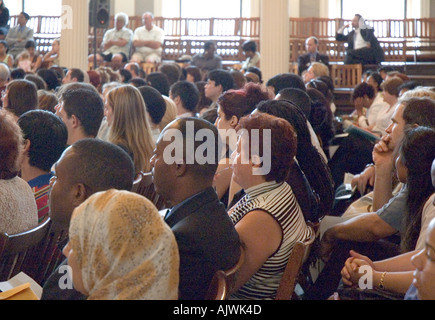 Einwanderer versammeln, um als US-Bürger in Boston, Massachusetts Faneuil Hall vereidigt Stockfoto