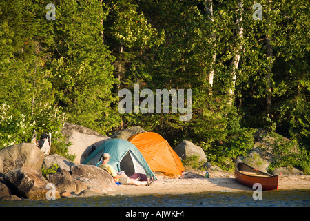 Camping am bewaldeten Ufer des Kathadin Sees Stockfoto