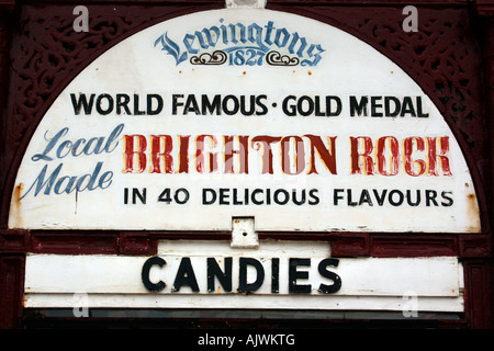 Brighton Rock Schild über Konditorei am Eingang zum alten West Pier in Brighton Seafront, England, UK Stockfoto