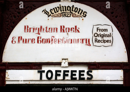 Toffee Schild über alte Konditorei am Eingang zu den Überresten der alten Brighton West Pier, England, UK Stockfoto