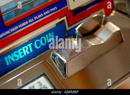 Nahaufnahme der Münzeinwurf an einem Spielautomaten Stockfoto