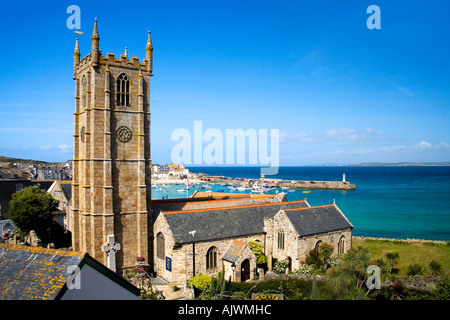 St Ives Parish Church und Blick über den Hafen und das Meer an sonnigen Sommertag Cornish Riviera Cornwall England UK United Kingdom Stockfoto