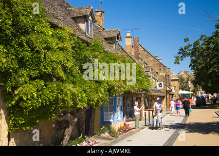 Traditionelle Cotswold Steinhütten bedeckt Glyzinie im englischen Dorf von Broadway in Sommersonne Worcestershire UK GB Stockfoto