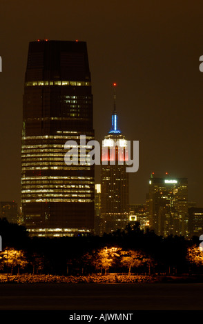 Goldman Sachs Tower (New Jersey) mit The Empire State Building (NYC) im Hintergrund Stockfoto