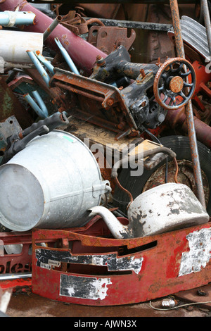 Haufen Schrott zu einem Altmetall Recycling Hof in England, Großbritannien. Stockfoto