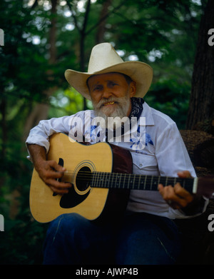 Porträt der singende Cowboy mit Gitarre und tragen traditionelle Hut an der Mayan Ranch Banderal Texas USA Stockfoto