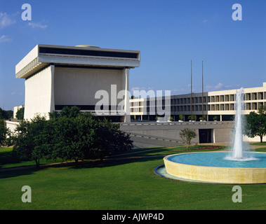 Die Lyndon B Johnson Library Museum mit kreisförmigen Brunnen vor gegen blauen Himmel Austin Texas USA Stockfoto