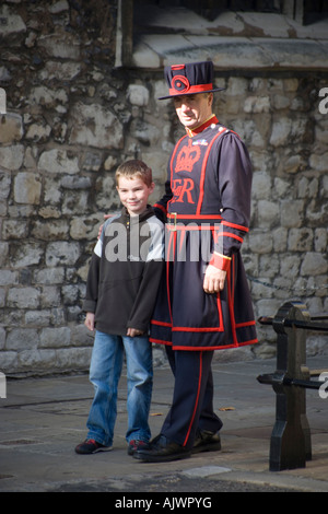 Beefeater und Kind Tourist am Tower of London Stockfoto