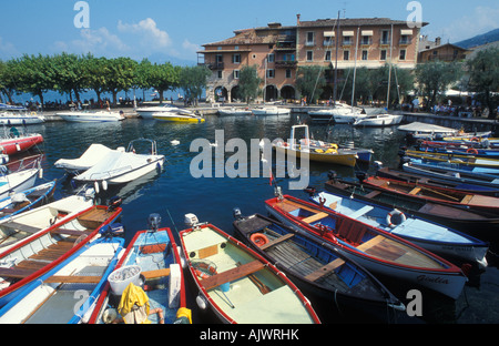 Angelboote/Fischerboote im Hafen von Torri del Benaco Gardasee Italien Europa Stockfoto