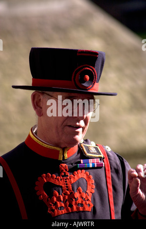 Beefeater Yeoman Warder an der Tower of London Stockfoto