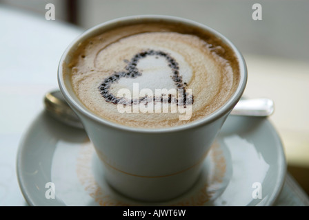 Tasse Kaffee mit Herz geformt bestreut Schokolade Stockfoto