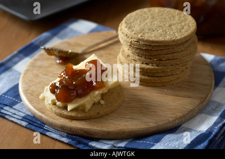 Haferflockenkekse mit Lancashire Käse und Apfel-Chutney Stockfoto