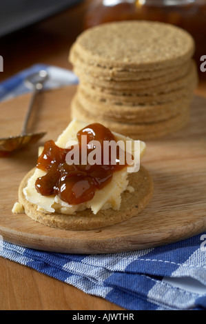 Haferflockenkekse mit Lancashire Käse und Apfel-Chutney Stockfoto