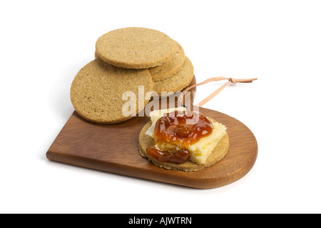 Haferflockenkekse mit Lancashire Käse und Apfel-Chutney Stockfoto