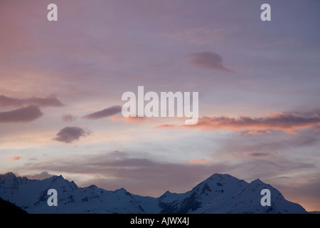 Sonnenuntergang über den Bergen (L'Aiguille Rouge) rund um Les Arcs, von Sainte-Foy-Tarentaise, Frankreich. Stockfoto