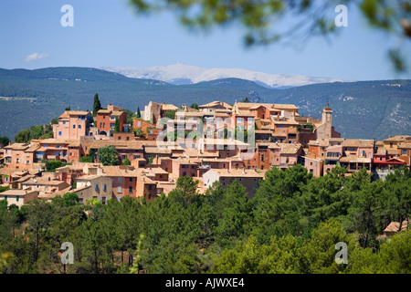 Frankreich-Provence-Hügel Dorf Roussillon mit Mont Ventoux hinter Stockfoto