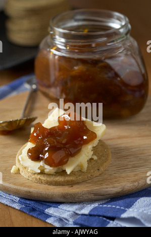 Haferflockenkekse mit Lancashire Käse und Apfel-Chutney Stockfoto