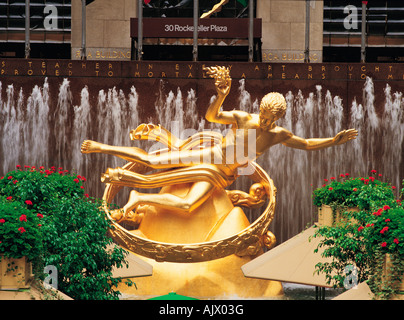 USA. New York City. Manhattan. Rockefeller Plaza. Vergoldete Bronzestatue von Prometheus. Stockfoto