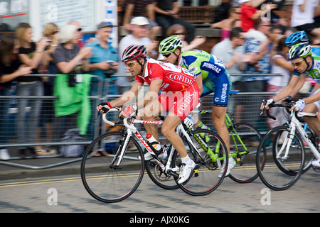 Die Führer der Stufe 1 der Tour de France 2007 mit Geschwindigkeit durch die Straßen von Tonbridge, Kent, England. Stockfoto