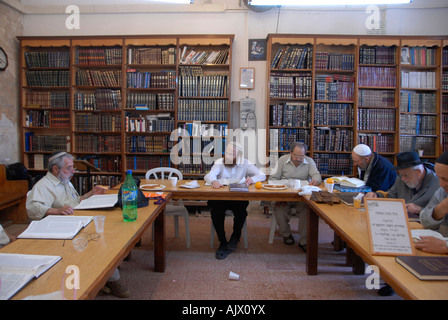 Jüdische Siedler lernen Gmara rabbinischen Analyse der Tora in der Höhle von Machpela auch genannt Grab der Ahnen oder Höhle im Westjordanland Israel Stockfoto