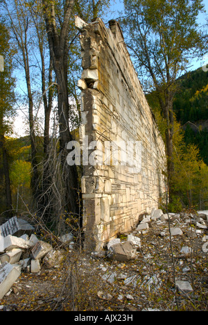 Bröckelnden Marmorwand eines Gebäudes von der Colorado Yule Marble Company in Marmor Mill Park, Marble, Colorado, Vereinigte Staaten von Amerika Stockfoto