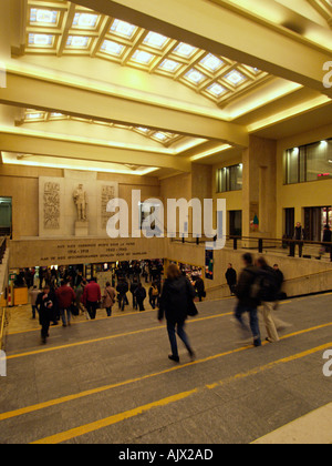 Innere des Brüsseler Hauptbahnhof entfernt mit Denkmal für Eisenbahner, die im ersten und zweiten Weltkrieg gestorben Stockfoto