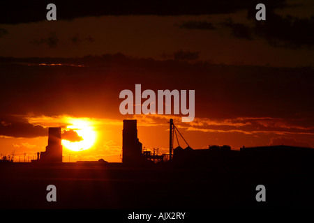 Sonnenuntergang zwischen Tuxford Getreidesilos Stockfoto