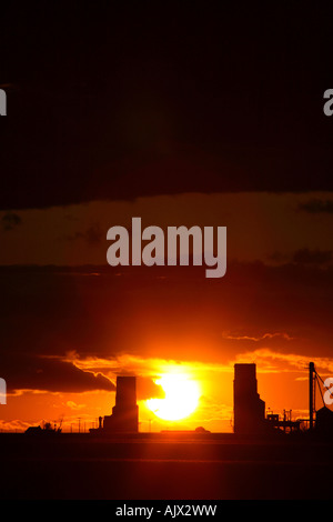 Sonnenuntergang zwischen Tuxford Getreidesilos Stockfoto