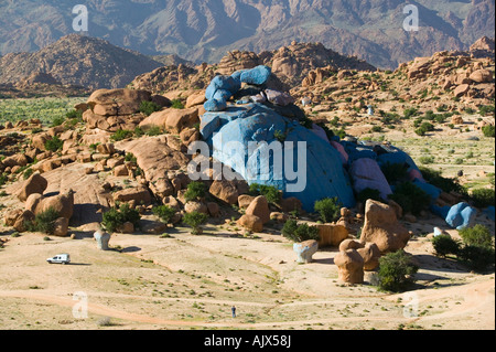 Marokko, Anti-Atlas, TAFRAOUTE Bereich: AGUERD, OUDAD, gemalte Felsen Werk des belgischen Künstlers Jean Veran Stockfoto