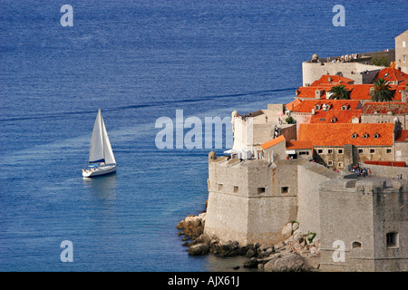 Fernsehreihe Dubrovnik 27 05 2007 Altstadt von Dubrovnik Mit Segelyacht Kroatien 27 05 2007 Altstadt von Dubrovnik mit Segelyacht Stockfoto