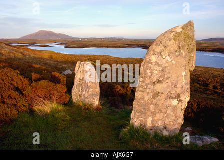Finns Menschen Steinkreis mit Ben Eaval im Hintergrund auf der Isle of North Uist äußeren Hebriden Schottland Stockfoto