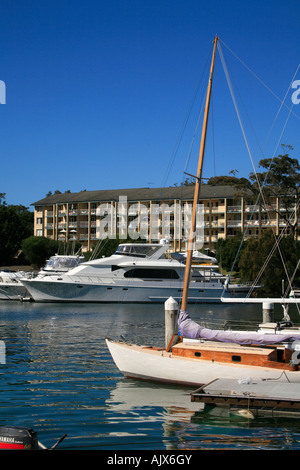 Segelboot und Luxus-Kreuzfahrtschiffe vor Anker bei Pittwater Sydney Australia Stockfoto