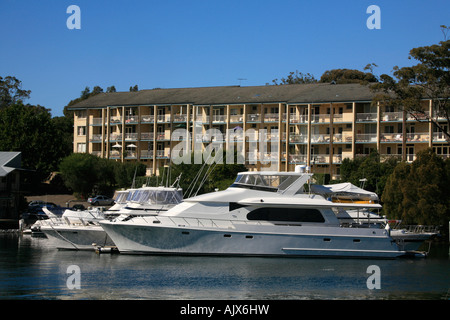 Segelboot und Luxus-Kreuzfahrtschiffe vor Anker bei Pittwater Sydney Australia Stockfoto