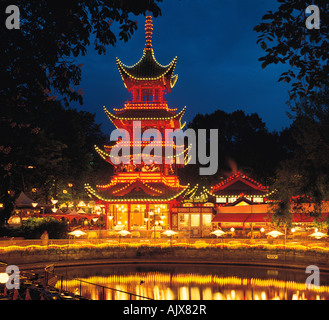 Tivoli Gardens chinesische Pagode bei Nacht. Dänemark. Kopenhagen. Stockfoto