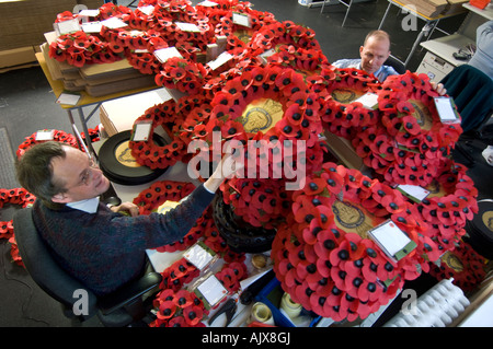 Arbeitnehmer bei der Royal British Legion Mohn Fabrik in Richmond, Surrey Stockfoto