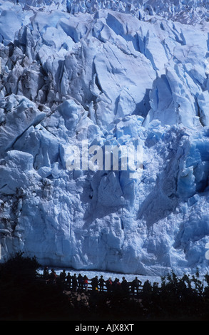 Touristen auf dem Balkon Besuch Perito Moreno Gletscher, Nationalpark Los Glaciares, Patagonien, Argentinien Stockfoto