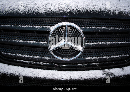 Vorderseite eines Mercedes-Benz M-Klasse Geländewagen mit etwas Schnee im Winter Foto: Willy Matheisl Stockfoto