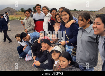 Mexikanische Gymnasiasten im Piramide del Sol Sonnenpyramide in Teotihuacán Mexiko Stockfoto