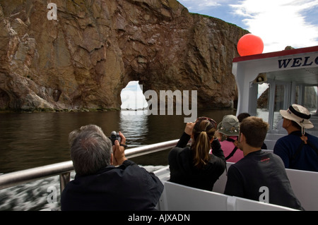 Touristen, die Percé Rock vom Ausflugsboot Percé QC anzeigen Stockfoto