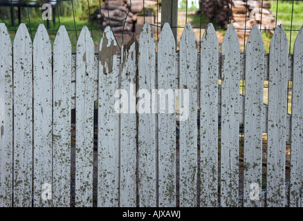 Verwitterten Sie Zaun repariert Stockfoto