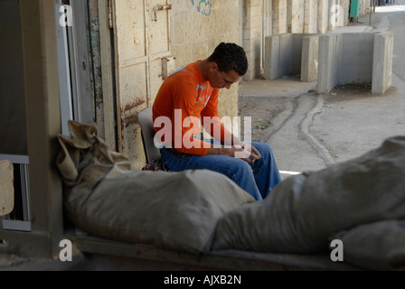 Palästinensischen Mann sieht in Al-Sahla Straße nur über Al-Shuhada Straße die Grenze zu Palästinensern in Hebron im Westjordanland Israel niedergeschlagen Stockfoto