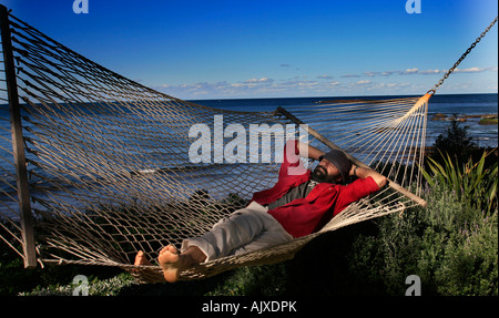 Ein Mann zum Entspannen in der Hängematte am Strand Sydney Australia Stockfoto