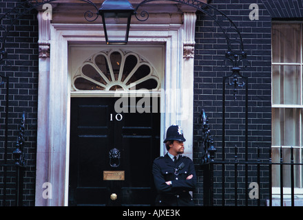 Vereinigtes Königreich. England. London. Polizisten stehen vor der Haustür der Zahl 10, Downing Street. Stockfoto