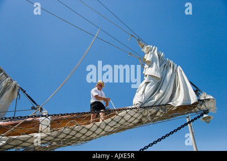 Ein Matrose hilft die Emire Sandy auf Start Brointe Harbour Ontario Kanada vorbereiten Stockfoto