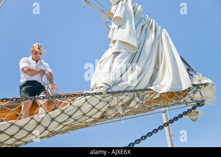 Ein Matrose hilft die Emire Sandy auf Start Brointe Harbour Ontario Kanada vorbereiten Stockfoto