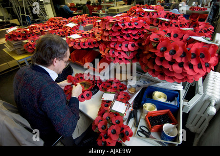 Arbeitnehmer bei der Royal British Legion Mohn Fabrik in Richmond, Surrey Stockfoto