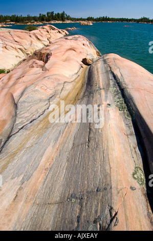 Mineralische eindringen und verwitterter Granit Fox Island Ufer in Desjardins Bay, Georgian Bay, Killarney, Ontario, Kanada Stockfoto